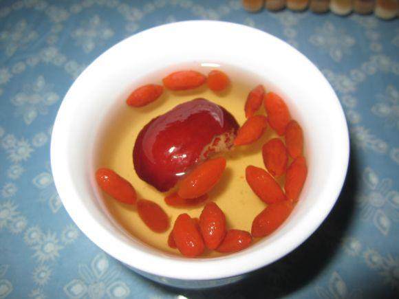 枸杞直接吃好還是泡水喝好？中醫專家終于給出答案了