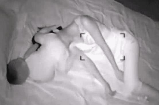 一男子在妻子房間安裝攝像頭，夜里拍下這樣場景！網(wǎng)友：太扎心了！