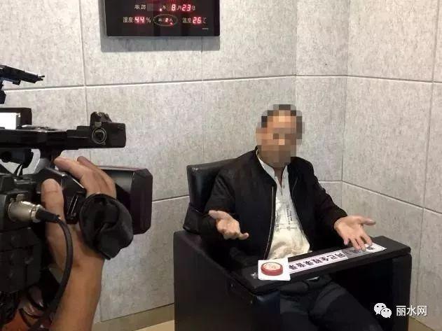 此案犯罪嫌疑人潘某勇，正在回答審訊警官和現場記者的提問。