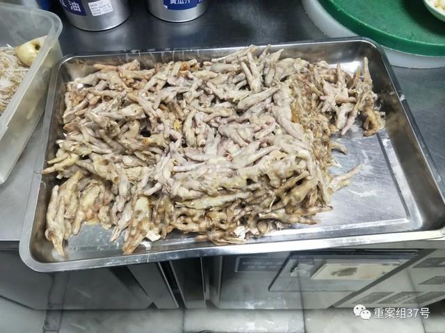 胖哥倆肉蟹煲合生匯店,當(dāng)天剩下的熟雞爪,留到第二天經(jīng)過熱水清洗后,繼續(xù)給顧客食用