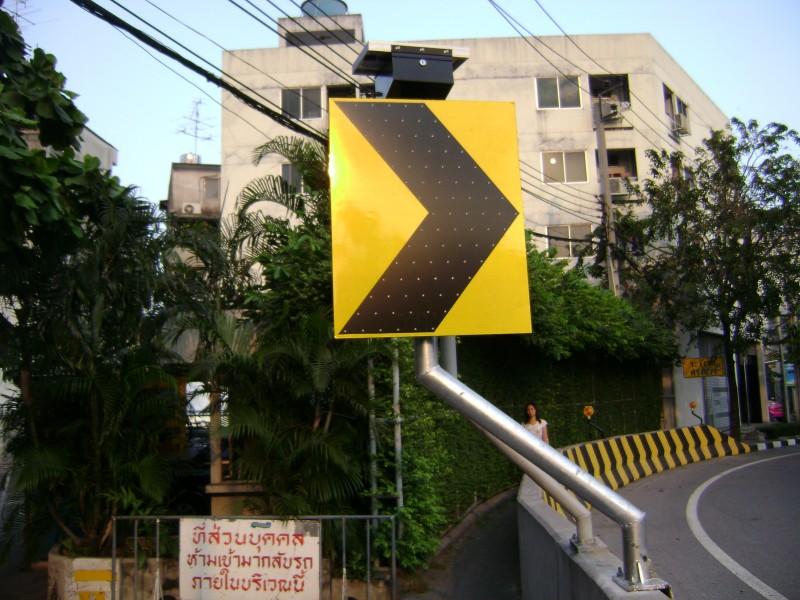 太陽能引導(dǎo)警告標志