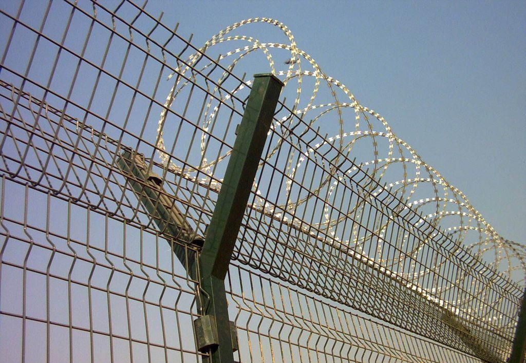 刀片刺繩在機(jī)場護(hù)欄中的作用 刀片刺繩在機(jī)場護(hù)欄中的作用