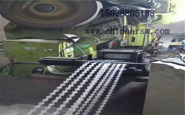 刺絲滾籠生產中 刺絲滾籠生產中