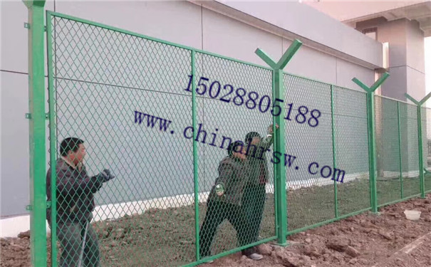 刺繩防護(hù)網(wǎng)在監(jiān)獄中安裝 刺繩防護(hù)網(wǎng)在監(jiān)獄中安裝