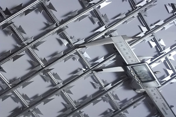 刀片刺網護欄網常用規格 刀片刺網護欄網常用規格